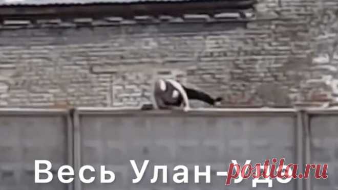 Два пациента сбежали из психбольницы в Бурятии. В поселке Новая Брянь совершили побег двое пациентов психоневрологического диспансера, где проходят принудительное лечение осужденные за тяжкие преступления. Об этом сообщается в Telegram-канале "Весь Улан-Удэ". Побег пациентов ...