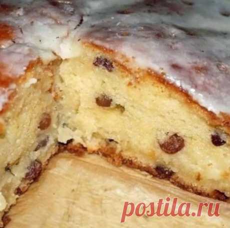 ВКУСНЫЙ СМЕТАННИК С ИЗЮМОМ 
⠀
Ингредиенты:
1 стакан сметаны
1 стакан сахара
2-3 яйца
1 стакан муки
1/4 чайной ложки соды или разрыхлитель
изюм, орехи.
⠀
Приготовление:
Яйца растереть с сахаром, затем добавить сметану, соду и муку. Муку добавляю постепенно, масса должна быть как на оладьи… Может быть потребуется и меньше стакана. Половину массы вылила в форму, затем положила замороженную черную смородину и залила оставшейся массой…минут на 30 в духовку и можно кушать.