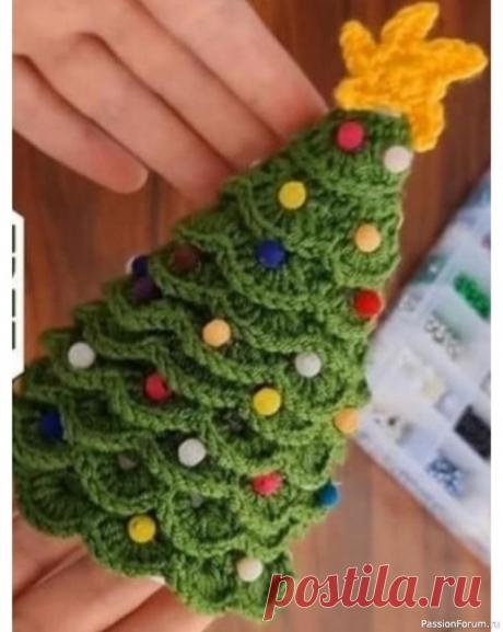 Ёлочки из пряжи: вяжем к Новому году | Вязаные игрушки. Мастер-классы, схемы, описание. Чтобы связать такую ёлочку, вам понадобится совсем немного: пряжа (лучше взять что-то средней толщины, чтобы изделие хорошо держало форму), крючок или спицы (в зависимости от того, что вам удобнее), и немного терпения. Ну и, конечно, хорошее настроение – без него никак!&nbsp;А ещё, эти...