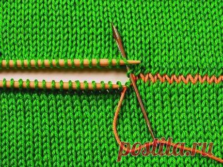 Варианты выполнения швов в вязании 

Горизонтальный шов с открытыми петлями

Данный способ используется при сшивании частей изделия с открытыми петлями. В изделии он также будет незаметным. Иголкой подцепите спущенную петлю, затем введите иголку в следующую петлю и протяните нить, после чего сбросьте петлю со спицы. На нижней части сшиваемого полотна иголкой подденьте спущенную петлю, затем в направлении снизу вверх подденьте следующую петлю со спицы и подтяните нить, посл...