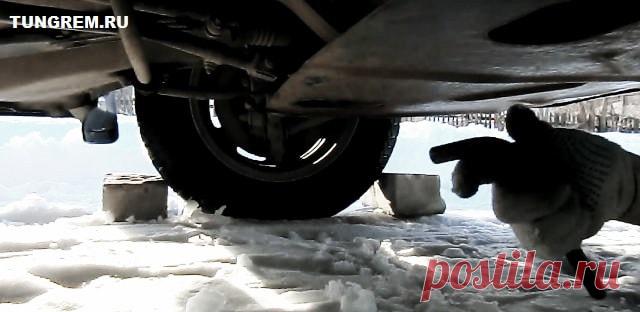 Замена масла в двигателе Lada Kalina
По нормативным данным производителя Автоваз масло в двигателе нужно менять каждые 15 000 километров пробега. Но самым оптимальным вариантом является замена после 10 000 километров пробега. Так как масла встречаются разные, попадаются и поддельные. Ниже рассмотрим, как поменять масло на автомобиле Лада Калина.