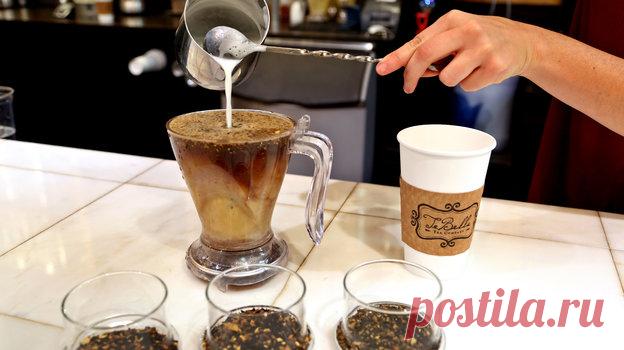 Масала
1. Налить в турку воду и молоко в пропорции 1:2, поставить турку на огонь.
2. Всыпать 1 чайную ложку листового черного чая.
3. Дождаться нагревания смеси.
4. Добавить приправы: 1 см свежего натертого имбиря, 2-3 горошины черного перца, по щепотке молотого кардамона и мускатного ореха, несколько соцветий гвоздики.
5. Довести напиток до кипения, снять с огня.
6. Процедить, разлить по кофейным чашкам.
7. Добавить по вкусу сахар или мед.