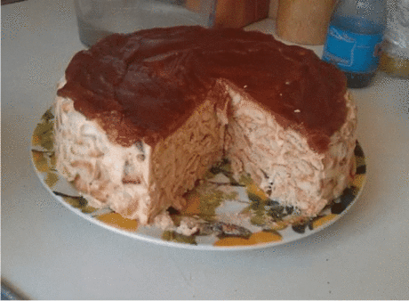 Вкуснейший торт "Ленивые рыбки"
Надо взять:
- 300 г крекера "Рыбки" (любой другой крекер, который может слоится)
- 0,5 л сметаны
- 1 пакетик ванильного сахара
- 1 банка сгущенки
- сахар по вкусу (кому не хватит сладости)
Приготовление:
1. Взбиваем сметану со сгущенкой, ванилькой и сахаром.
2. Рыбки помещаем в емкость и заливаем кремом
3. Когда печенье чуть впитает в себя крем, то его можно выложить на блюдо, и даже переслоить каким-нибудь желе, добавить орехи. 
4. Верх можно украсить по желани