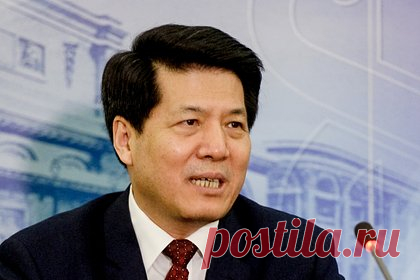 Спецпредставитель Китая прибыл на Украину. Спецпредставитель КНР Ли Хуэй прибыл на Украину. По данным собеседника издания «Страна.ua», спецпредставитель Китая уже встретился с главой МИД Украины Дмитрием Кулебой. Также у него запланирована встреча с президентом страны Владимиром Зеленским. Ли Хуэй также планирует посетить Россию и несколько стран ЕС.