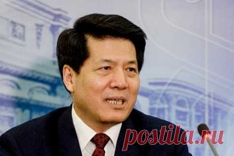 Спецпредставитель Китая прибыл на Украину. Спецпредставитель КНР Ли Хуэй прибыл на Украину. По данным собеседника издания «Страна.ua», спецпредставитель Китая уже встретился с главой МИД Украины Дмитрием Кулебой. Также у него запланирована встреча с президентом страны Владимиром Зеленским. Ли Хуэй также планирует посетить Россию и несколько стран ЕС.