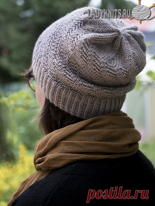 Вязаная спицами простая женская шапка с диагональным узором