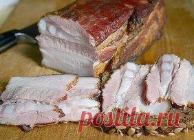 Сало горячего засола - домашний деликатес! Ингредиенты: Вода — 1 л Свиное сало с прослойками мяса — 1 кг Луковая шелуха — 3 горсти Лавровый лист — 2 шт. Чеснок — 7 зубца Соль — 200 г Сахар — 2 ст. л. Перец черный — по вкусу Приготовление: 1.Наберите в емкость воду, добавьте в нее сахар, соль, лавровый лист, луковую шелуху и ставьте вариться. Луковой шелухи можно добавить и больше. Когда вода закипит, положите в нее обмытое сало — пусть оно проварится еще 20—30 минут. 2. Снимите сало с огня и ост