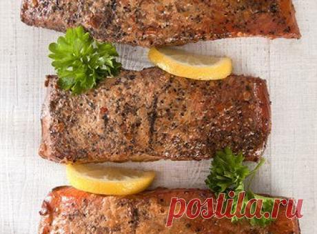 Маринованный лосось в мисо и саке (Misoyaki salmon). Рецепт В миске смешайте мисо, саке, мирин, соевый соус и сахар. Перелейте смесь в пластиковый пакет, добавьте рыбу, плотно закройте и хорошо перемешайте. Отправьте в холодильник на ночь.