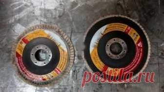 Простой способ восстановления кромки торцевого лепесткового диска При зачистке труднодоступных угловых сварных швов болгаркой очень удобно использовать лепестковые торцевые диски (или, по-другому, круги). Кромка такого диска состоит из приклеенных друг на друга внахлест лепестков мягкого абразива (наждачки) и, благодаря этому, он прекрасно достает до поверхности