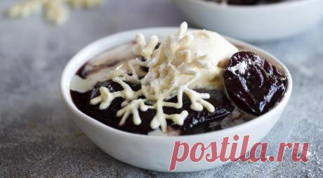 Горячий фруктовый десерт в винном сиропе с мороженым - ПУТЕШЕСТВУЙ ПО САЙТУ. Десерт можно украсить цукатами и фигурками из марципана. ИНГРЕДИЕНТЫ 1 кг слив (можно замороженных) 1 бутылка красного полусладкого вина 3 см свежего корня имбиря 3 палочки корицы 10 коробочек кардамона 8–10 бутонов гвоздики 100 г белого шоколада 400–500 г мороженого (лучше всего – «Соленая карамель», но можно пломбир) сахарная пудра …