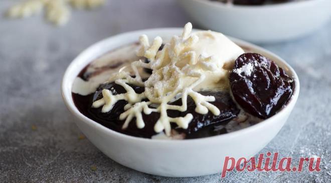 Горячий фруктовый десерт в винном сиропе с мороженым - ПУТЕШЕСТВУЙ ПО САЙТУ. Десерт можно украсить цукатами и фигурками из марципана. ИНГРЕДИЕНТЫ 1 кг слив (можно замороженных) 1 бутылка красного полусладкого вина 3 см свежего корня имбиря 3 палочки корицы 10 коробочек кардамона 8–10 бутонов гвоздики 100 г белого шоколада 400–500 г мороженого (лучше всего – «Соленая карамель», но можно пломбир) сахарная пудра …