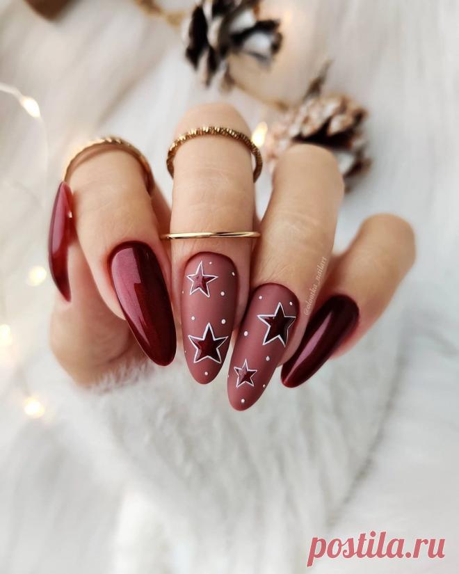 Бордовый дизайн ногтей со звездами