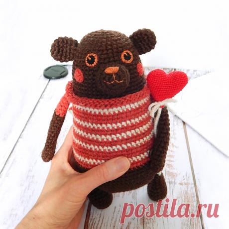 PDF Медведь Арнольд крючком. FREE crochet pattern; Аmigurumi animal patterns. Амигуруми схемы и описания на русском. Вязаные игрушки и поделки своими руками #amimore - мишка из обычной пряжи, медведь, медвежонок.