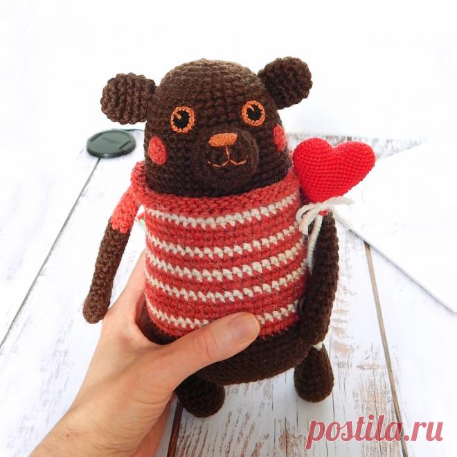 PDF Медведь Арнольд крючком. FREE crochet pattern; Аmigurumi animal patterns. Амигуруми схемы и описания на русском. Вязаные игрушки и поделки своими руками #amimore - мишка из обычной пряжи, медведь, медвежонок.