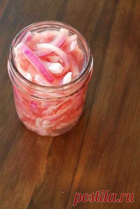 Лук по рецепту Томаса Келлера Вкус его совсем не стандартный. Кому-то может показаться слишком сильным из-за того, что в маринаде присутствует лишь винный уксус и сахар. Но поверьте мне, небольшое его количество в обычном салате, …