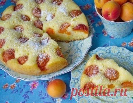 Пирог "Восхитительный".
Описание: Для меня этот пирог летом палочка-выручалочка, минимум времени на приготовление, никакого миксера, выпекаю в мультиварке, но результат тот же, если пользоваться духовкой. Я делала с клубникой, малиной, яблоками, сливой, абрикосами, шоколадный, с маком, вобщем, фантазия не ограничена.
Ингредиенты для "Пирог "Восхитительный"":
Масло сливочное — 120 г
Молоко — 40 мл
Яйцо куриное — 3 шт
Сахар — 165 г
Разрыхлитель теста — 1,5 ч. л.
Абрикос (или любые другие фрукты,