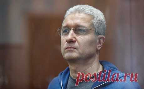 Защита Тимура Иванова назвала бредом данные о сотрудничестве с СК. Адвокат бывшего замминистра обороны Тимура Иванова Денис Балуев назвал бредом сообщения о том, что его подзащитный готов сотрудничать со следствием, передало «РИА Новости».