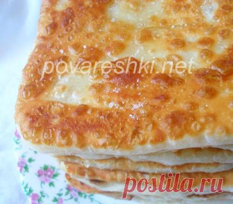 Фасолевое пюре можно приготовить из натур продукта, а можно и из консервированной фасоли, так быстрее.
Если фасоль вам не по вкусу, смело готовьте плацинды из картофельного пюре с жареным луком и укропом, из горохового пюре, из тертой тыквы или печеных яблок.
Сначала приготовьте тесто.
В глубокую миску насыпьте 2 с горкой стакана муки, 1/2 ч.л. соли и 1/4 ч.л. питьевой соды (не гашеной!)
Залейте ст...