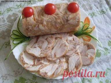 Куриный рулет в бутылке
Обычная пластиковая бутылка из-под газировки способна превратить тушеное куриное мясо в аккуратный куриный рулет, который выглядит не хуже покупного, но не содержит консервантов и сомнительных добавок. Пользуюсь этим рецептом уже не первый год.
Рецепт на сайте: http://vkusnotishcha.ru/recipes/110302/kurinyj-rulet-v-butylke.html?t=2055