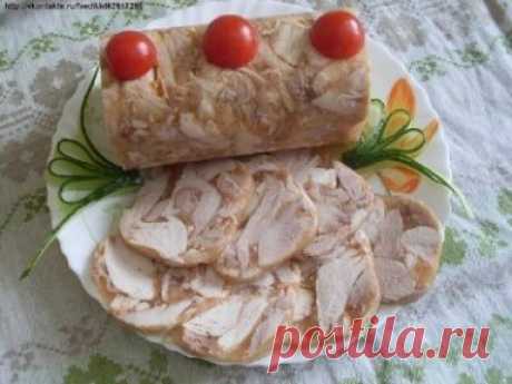 Куриный рулет в бутылке
Обычная пластиковая бутылка из-под газировки способна превратить тушеное куриное мясо в аккуратный куриный рулет, который выглядит не хуже покупного, но не содержит консервантов и сомнительных добавок. Пользуюсь этим рецептом уже не первый год.
Рецепт на сайте: https://vkusnotishcha.ru/recipes/110302/kurinyj-rulet-v-butylke.html?t=2055