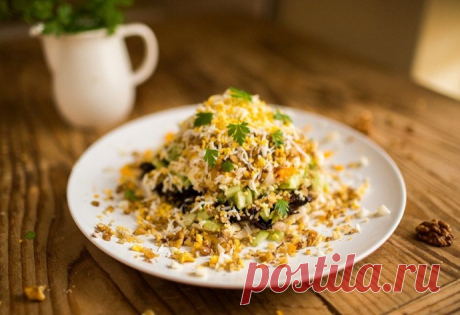 ​Салат с курицей, черносливом и грецким орехом