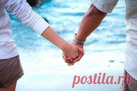 Доверяйте любимым, не ищите изъяна,
Не пытайтесь поймать хоть пол-слова обмана...
В мелочах не копайтесь, в прошлой жизни не ройтесь.
Доверяйте... любите... просто так и не бойтесь.
Научитесь любить без упреков... укоров...
Без истерик и сцен... без чужих разговоров.
Доверяйте любимым и любите без фальши.
Наша жизнь мимолетна... будьте в ней настоя..