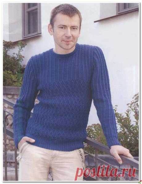 Синий мужской пуловер спицами.