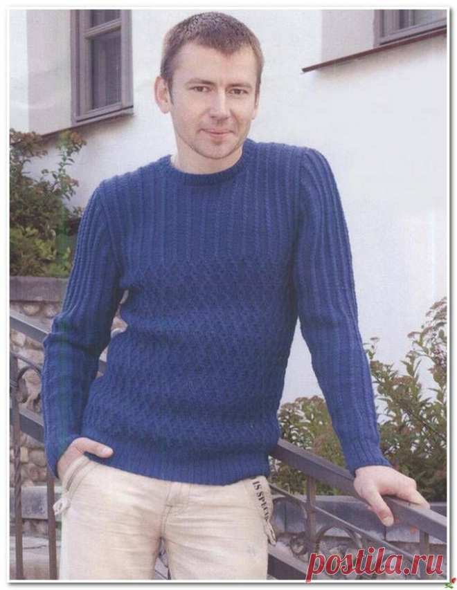 Синий мужской пуловер спицами.