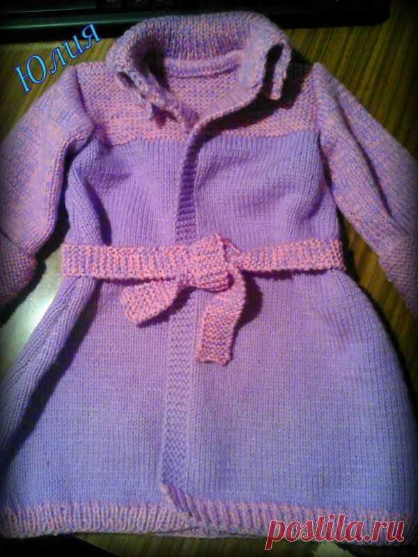 Сиреневое детское пальто спицами согреет малышку в пасмурный день и защитит от ветра.
Модель очень уютная, оригинального покроя.цена от 3000 руб