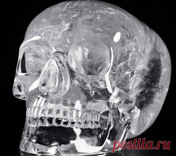 Хрустальные Черепа Майя-это одна из самых больших загадок современной археологии. Как академическая, так и альтернативная среда по-прежнему не имеют стопроцентной уверенности в том, кем они являются, кто их создал и с какой целью. Годы, потраченные на изучение этих артефактов, позволяют нам извлечь несколько очень интересных гипотез. Давайте более подробно рассмотрим, эту мистическую находку наших древних предков.