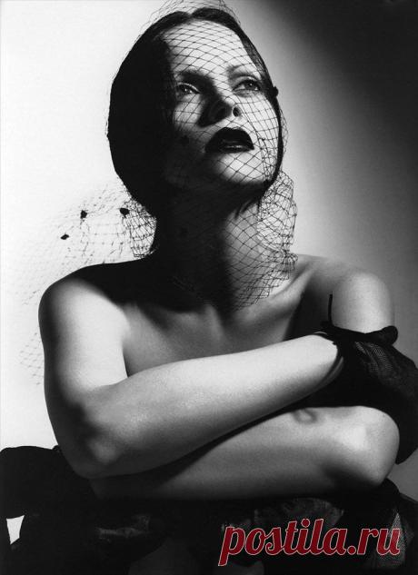 Кристина Риччи (Christina Ricci) в фотосессии Мерта Аласа (Mert Alas) и Маркуса Пигготта (Marcus Piggott) для журнала Pop (осень-зима 2004).