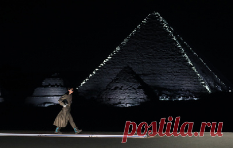 У подножия Великих пирамид Гизы состоялся первый в Египте показ модного дома Dior. Другая коллекция - Dior x Denim - была показана на мероприятии в Большом египетском музее древностей