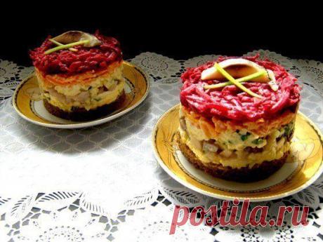 Селедка под шубой на бородинском хлебе.