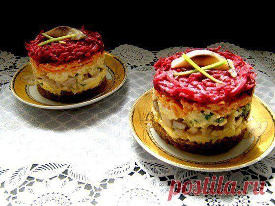 Селедка под шубой на бородинском хлебе.