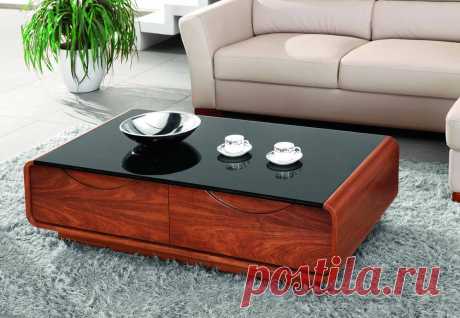 Диван  и  журнальный  столик  в  зале.  Просто  и  красиво.