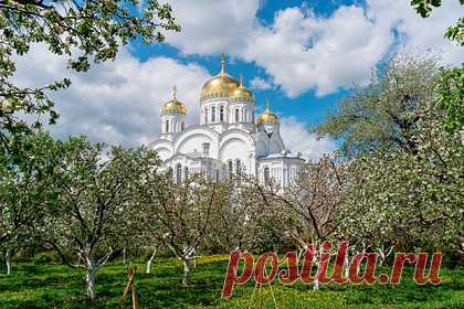 В двух городах Нижегородской области запланировали увеличение турпотока втрое. В Российском правительстве запланировали рост туропотока в двух городах Нижегородской области. Дмитрий Чернышенко ожидает, что развитие инфраструктуры для туристов в Сарове и Дивеево позволит втрое увеличить количество желающих посетить Дивеевский монастырь и Саровскую пустынь.