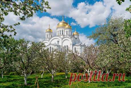 В двух городах Нижегородской области запланировали увеличение турпотока втрое. В Российском правительстве запланировали рост туропотока в двух городах Нижегородской области. Дмитрий Чернышенко ожидает, что развитие инфраструктуры для туристов в Сарове и Дивеево позволит втрое увеличить количество желающих посетить Дивеевский монастырь и Саровскую пустынь.