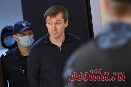 «Золотой полковник» Захарченко попал в камеру ШИЗО с микроклиматом. Бывшего полковника МВД России Дмитрия Захарченко, осужденного за коррупцию, поместили в штрафной изолятор (ШИЗО) за нарушение правил в исправительной колонии ИК-5 в Мордовии. Он привлечен к дисциплинарной ответственности, он пробудет в ШИЗО на пять суток по решению комиссии администрации спецучреждения.