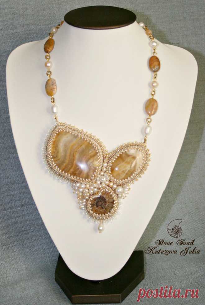 Колье вышито чешским и японским бисером.
Использовались замечательные камни :агат,оникс и аммонит.
Дополнил колье натуральный жемчуг.
Изделие подшито натуральной кожей.

Длина по внутренней стороне около 45 см.
размер вышитой центральной части около 11х11см