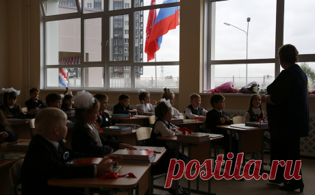 Песков назвал личной инициативой идею Мединского воспевать флаг в школах. Предложение председателя Российского военно-исторического общества (РВИО), помощника президента Владимира Мединского воспевать государственные символы страны в школах не имеет отношения к официальной позиции руководства России, заявил представитель Кремля Дмитрий Песков.