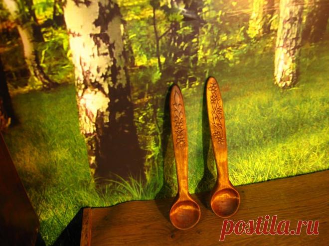 Ложки, 2018 год
Материал - осина, естественной сушки
Размер - 350х65мм,глубина 20мм
Тонировка отваром чаги, проварка в льняном масле и мастике из льняного масла, пчелиного и карнаубского воска
Время на создание - часов 8 на обе
Александра Прокофьева