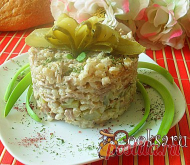 Салат с перловкой "Жемчужный" #салат #кулинария #перловка #ужин #вкусно #рецепты Этот сытный салат понравится любителям перловки, его можно подать, как в теплом,так и в холодном виде. Крупа перловая — 0,75 стак.; Свинина (нежирная; вареная) — 200 г; Лук репчатый — 1-2 шт; Корнишоны (маринованные) — 100 г; Масло растительное — 2 ст.л.; Соевый соус — 1 ст.л.; Майонез — 1 ст.л.; Перец черный (молотый; по вкусу) ; Петрушка (сушеная; для украшения) ; Сумах (для украшения) ; Зеленый лук…