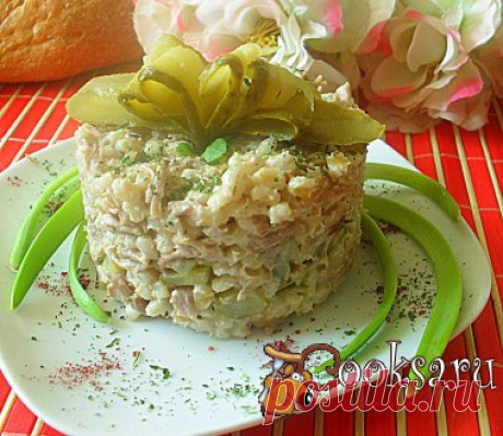 Салат с перловкой &quot;Жемчужный&quot; #салат #кулинария #перловка #ужин #вкусно #рецепты Этот сытный салат понравится любителям перловки, его можно подать, как в теплом,так и в холодном виде. Крупа перловая — 0,75 стак.; Свинина (нежирная; вареная) — 200 г; Лук репчатый — 1-2 шт; Корнишоны (маринованные) — 100 г; Масло растительное — 2 ст.л.; Соевый соус — 1 ст.л.; Майонез — 1 ст.л.; Перец черный (молотый; по вкусу) ; Петрушка (сушеная; для украшения) ; Сумах (для украшения) ; Зеленый лук…