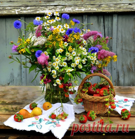 В ярком платье зеленого цвета,
В модной шляпке из трав и цветов,
В гости снова нагрянуло лето
С чемоданом волшебных даров:
Ягод вкус, полдень томный и жаркий,
Пенье птиц и ночей благодать -
Разбирайте скорее подарки,
Только лето их может нам дать!

© Copyright: Анна Уклеина,