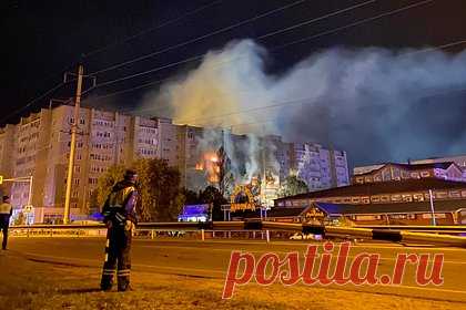 В США объяснили появление «огромного огненного шара» при падении Су-34 в Ейске. Большой взрыв, возникший в результате падения многофункционального фронтового сверхзвукового истребителя-бомбардировщика Су-34 в городе Ейске в северо-западной части Краснодарского края, объясняется объемом переносимого этим самолетом топлива. Об этом пишет американское издание The Drive.