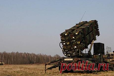 Бойцов ВСУ обучат работе с Patriot в Германии. Обучение бойцов Вооруженных сил Украины (ВСУ) обращению с зенитно-ракетным комплексом (ЗРК) Patriot пройдет в Германии и еще в одной стране. Источник отметил, что в последний пакет военной помощи Вашингтона Киеву вошли боеприпасы для реактивных систем залпового огня HIMARS и противорадиолокационные ракеты.