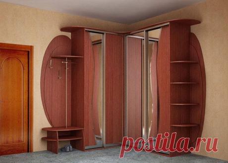 Прихожая – лицо квартиры 


Несмотря на то, что люди не остаются там подолгу, именно это пространство создает первое впечатление у гостей о доме и его хозяевах. Если ваша прихожая широкая и короткая, будет лучше, если вы сделаете свет, падающий на стены, более ярким и оклеите их обоями с мелким горизонтальным рисунком. Если же прихожая