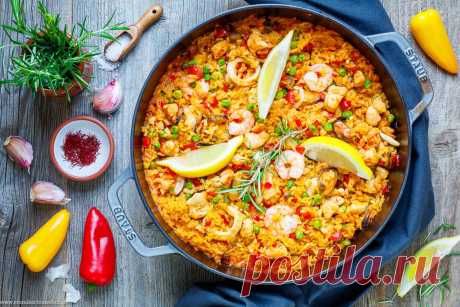 Einfache Paella mit Hähnchen & Meeresfrüchten Rezept für einfache Paella mit Hähnchen & Meeresfrüchten. Das schnelle Reisgericht schmeckt wie im Spanien-Urlaub und ist familientauglich.