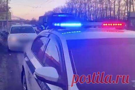 Лишенный прав россиянин дал восьмилетнему внуку порулить и попал на видео. В Хабаровске мужчина дал порулить восьмилетнему внуку и попал на видео. Его публикует управление МВД по Хабаровскому краю на своем сайте. На кадрах видно, что автомобиль со знаком «Ученик», которым управляет восьмилетний мальчик, быстро едет по правой полосе. Впоследствии машину останавливают сотрудники ГИБДД.