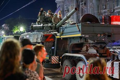 Раскрыты последствия прохождения колонны ЧВК «Вагнер» в Воронежской области. Возле села Елизаветовка в Павловском районе Воронежской области 19 домов получили повреждения, когда по району проходила колонна ЧВК «Вагнер». Об этом сообщил глава района Максим Янцов, уточнив, что они пострадали в результате перестрелки. Он заверил, что людям помогут с устранением повреждений и компенсируют ущерб.